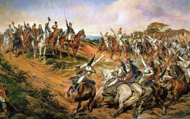 Beyaz üniformalı süvarilerin atlarıyla ilerlediği tarihi bir savaş tablosu