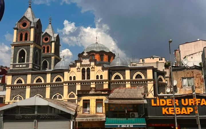 Dolapdere’de kilise binasının ön cephesini çevreleyen dükkânlar ve sokak tabelaları