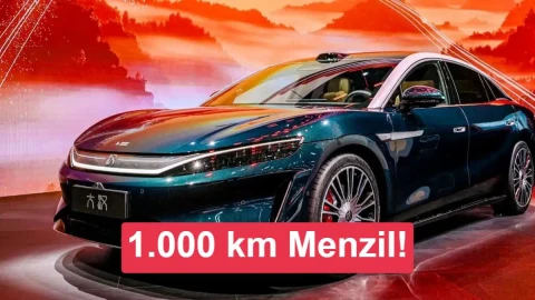Çin’de tanıtım alanında sergilenen koyu renkli BYD Great Han sedan