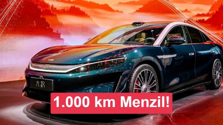 Çin’de tanıtım alanında sergilenen koyu renkli BYD Great Han sedan