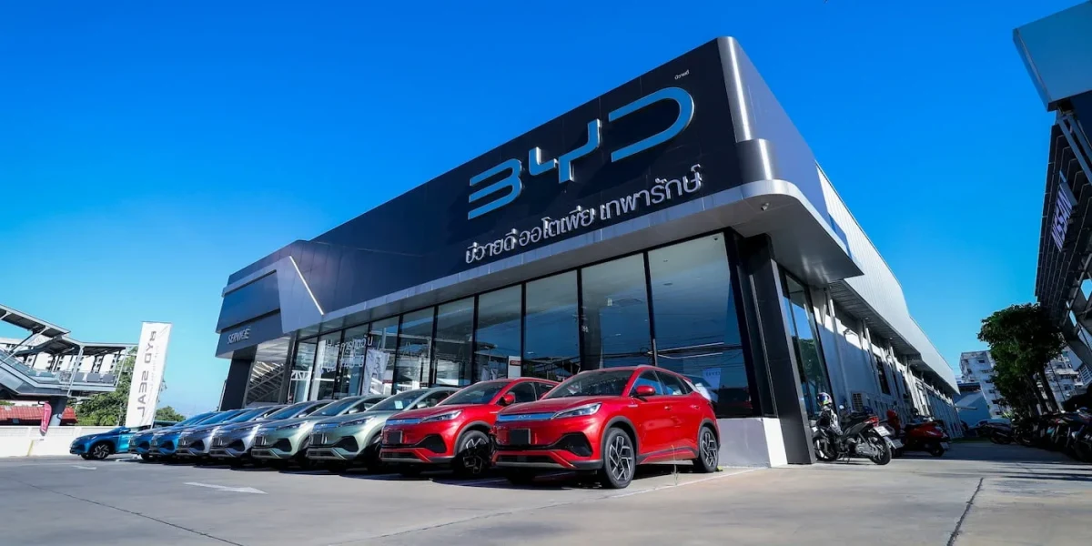 BYD tabelasının bulunduğu satış binasının önünde sıralanmış araçlar