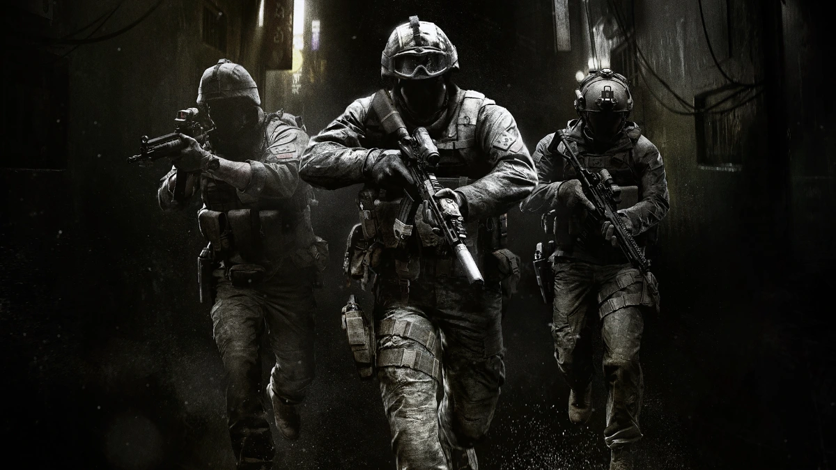 Call of Duty: Modern Warfare 4’te teçhizatlı üç asker karanlık bir ortamda ilerliyor.