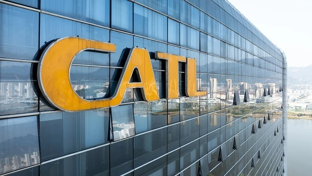 Cam cepheli binanın dışındaki CATL logosu