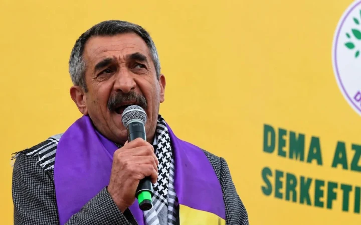 Cevdet Konak, elinde mikrofonla konuşurken