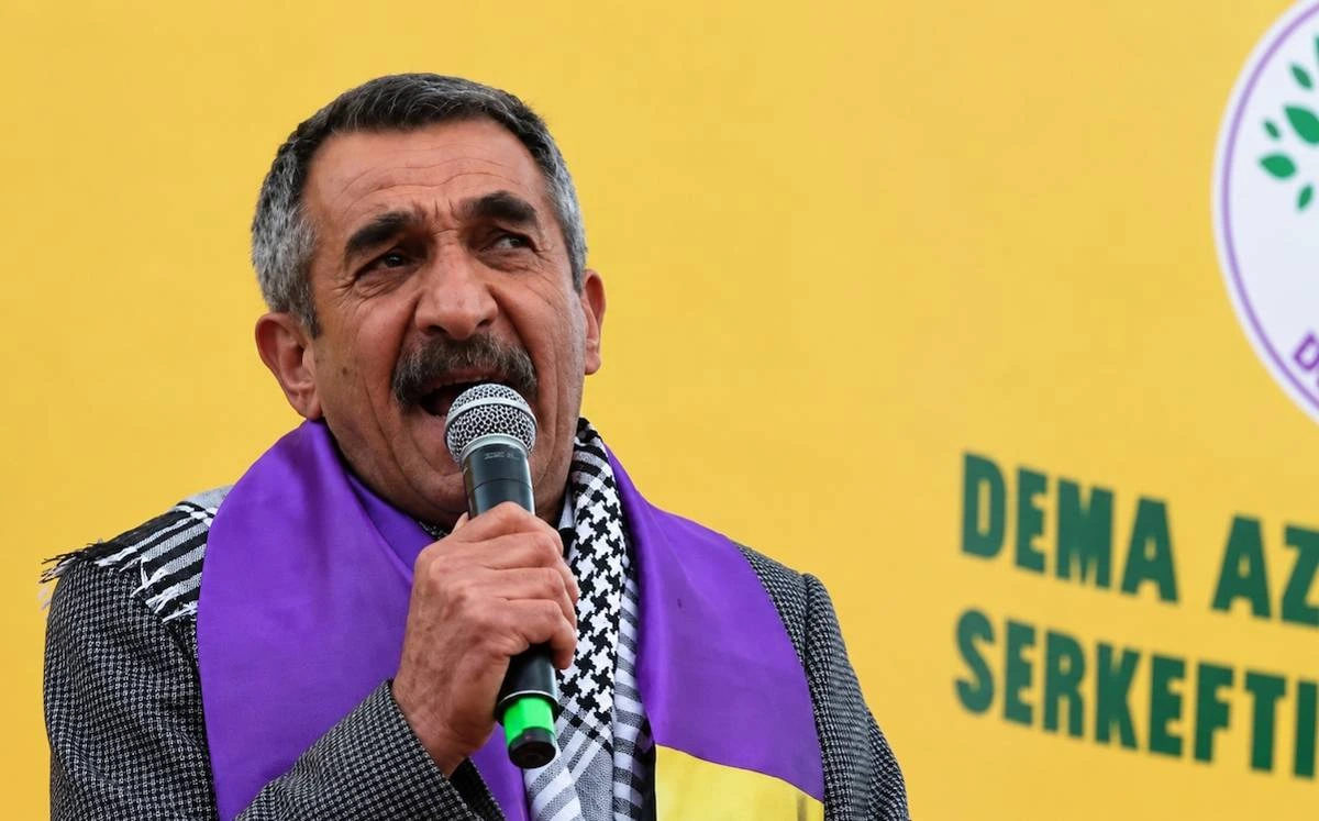Cevdet Konak, elinde mikrofonla konuşurken