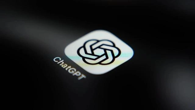 ChatGPT logosu görünen bir cihaz ekranı