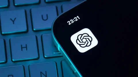 Klavye üzerinde ChatGPT logosu görünen bir akıllı telefon
