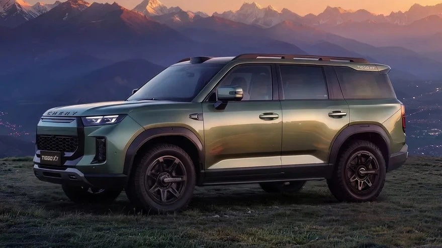 Chery Tiggo X7 dağlık bir manzara önünde