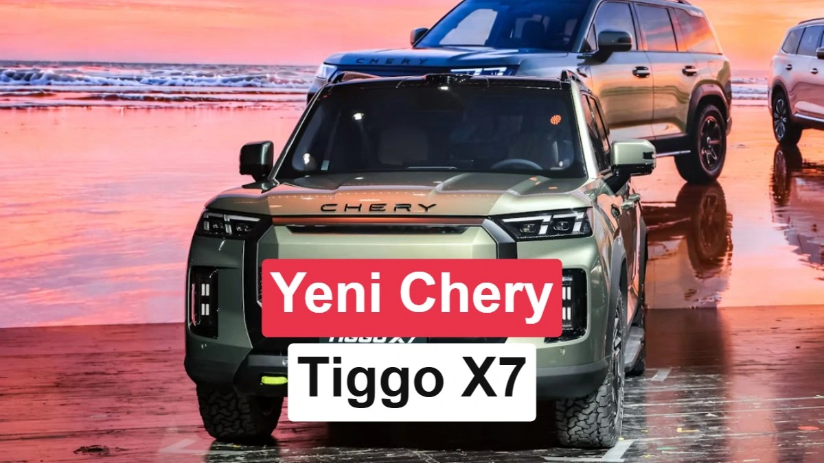 Chery Tiggo X7 ve arka planda başka bir SUV, sahil kenarında gösteriliyor