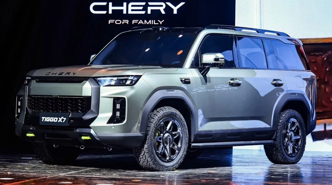 Chery Tiggo X7 tanıtım alanında önden üç çeyrek açıyla