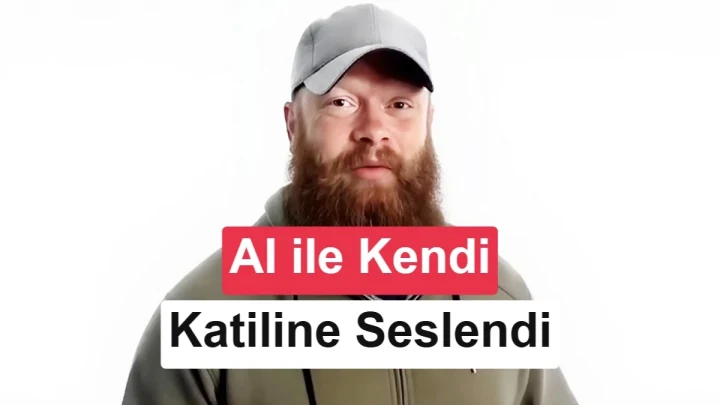 Bir kadın, Christopher Pelkey’nin yapay zekâyla oluşturulmuş görüntüsünün yer aldığı büyük bir ekranın yanında duruyor