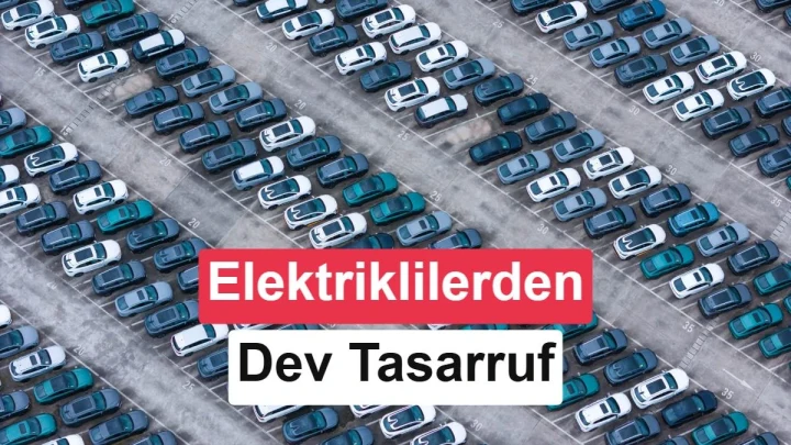 Farklı renklerde otomobillerin sıralandığı geniş bir otopark; görselde elektriklilerden dev tasarruf ifadesi yer alıyor