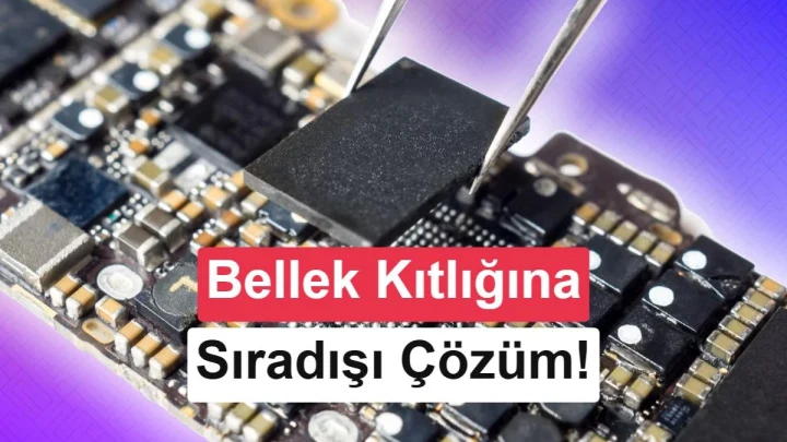 Bir devre kartındaki bellek yongası cımbızla tutuluyor