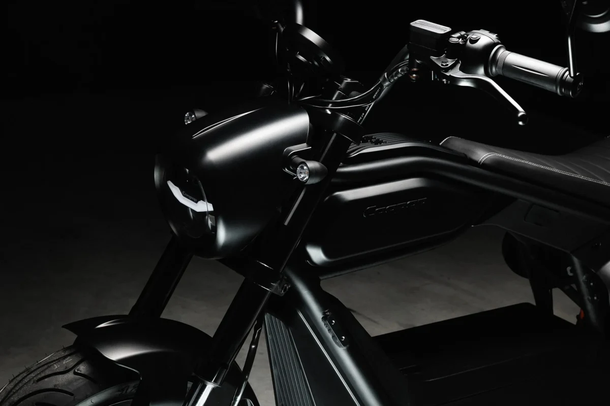 Coopop Bobber’ın gidon, far ve gövde detaylarının yakın plan görünümü