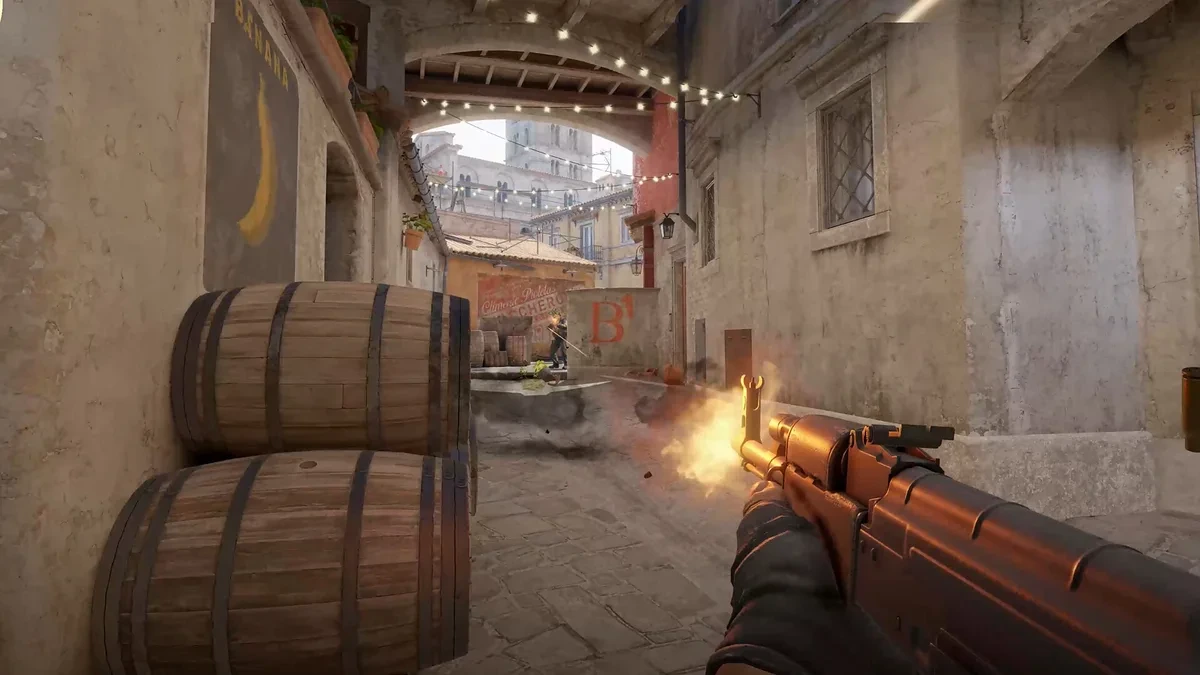 Counter-Strike 2’de oyuncunun elinde AK-47 ile ateş ettiği oyun içi görüntü