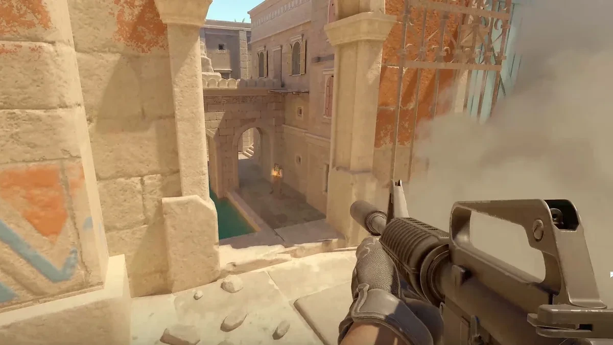 Counter-Strike 2’de bir oyuncunun elinde M4A1 ile görünen birinci şahıs silah görünümü