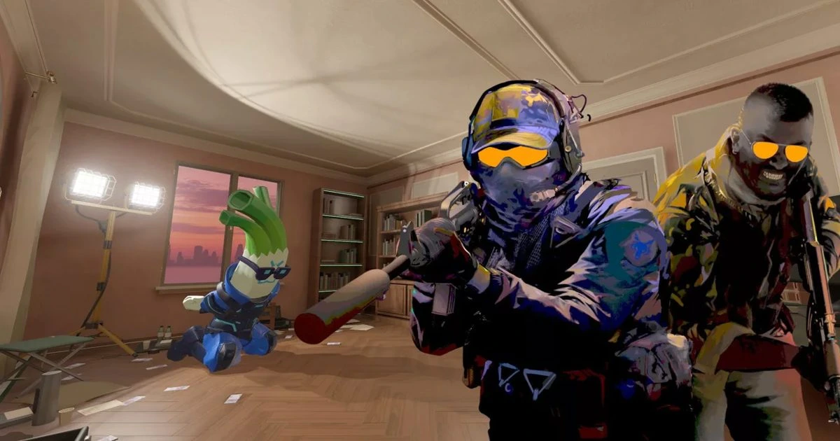 The Vice Heist haritasında iki silahlı karakterin önünde gözlüklü Cyberleek karakteri