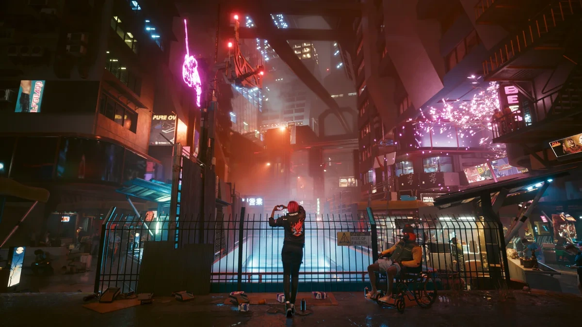 Cyberpunk 2077’de neon ışıklı bir şehir meydanı ve sokak kalabalığı