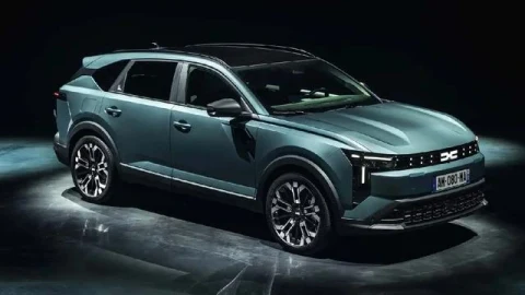 Koyu yeşil renkli Dacia Striker crossover modelinin önden ve yandan görünümü