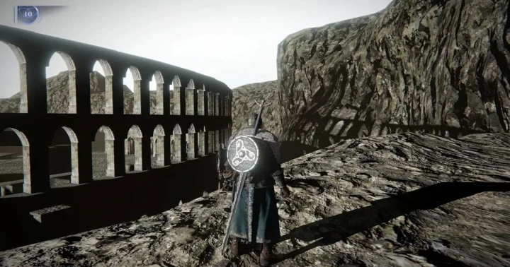 Dark Souls 2 prototipinde kayalık bir alanda duran karakterin yanında kemerli yapıya sahip büyük bir arena görülüyor
