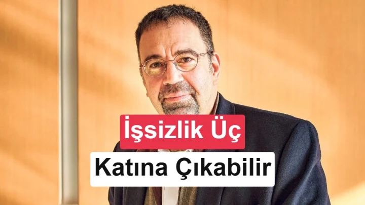 Daron Acemoğlu bir sahnede konuşurken