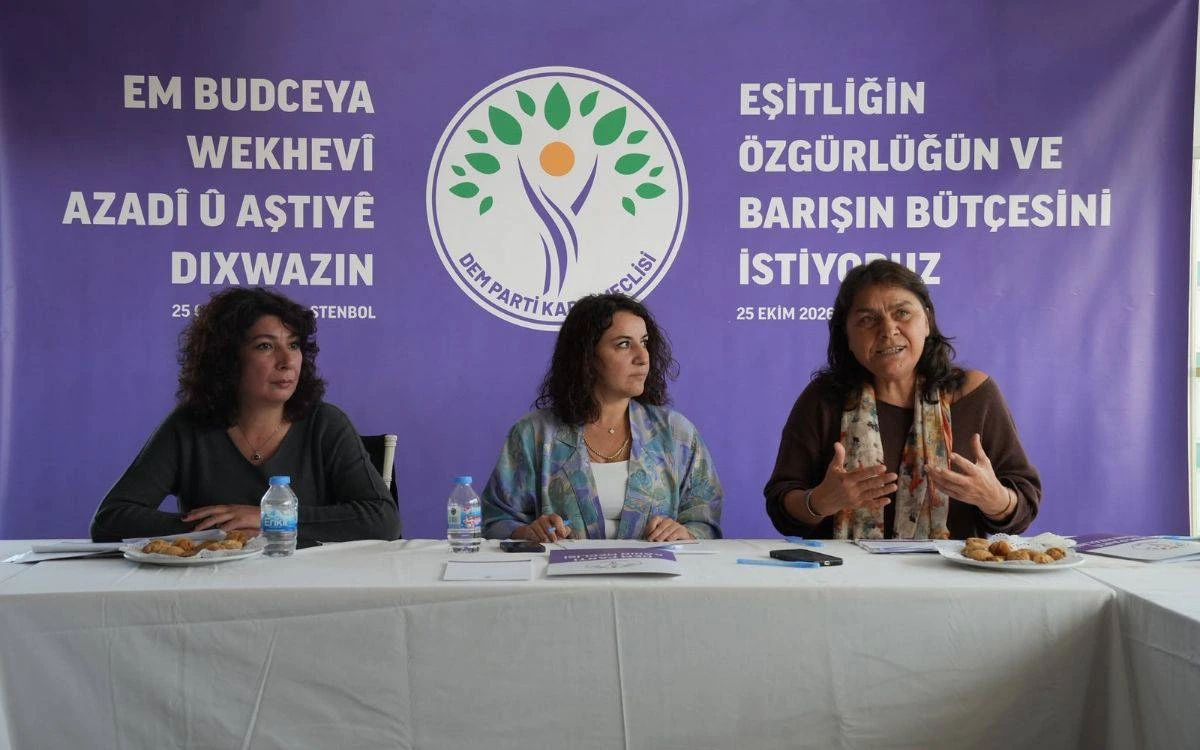 DEM Parti Kadın Meclisi çalıştayında üç konuşmacı masa başında oturuyor; arkalarında eşitlik, özgürlük ve barış bütçesi talebini duyuran mor bir pankart bulunuyor.