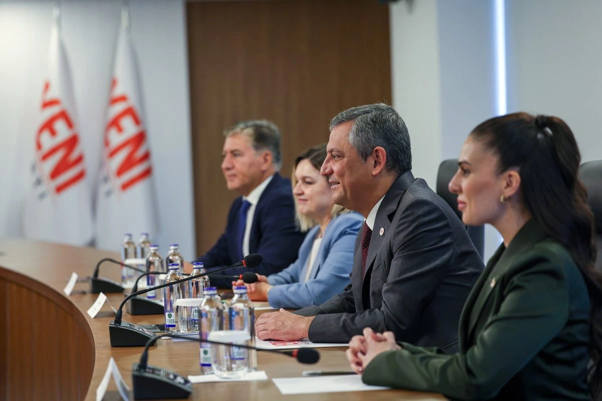 YENİ Parti Genel Merkezi’ndeki görüşmede heyet üyeleri masa çevresinde oturuyor.