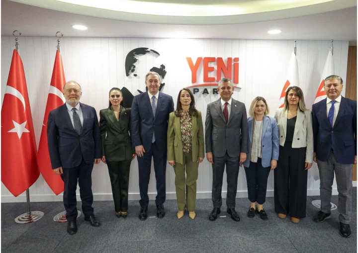 DEM Parti ve YENİ Parti heyetleri, YENİ Parti Genel Merkezi’nde görüşme öncesinde birlikte poz veriyor.