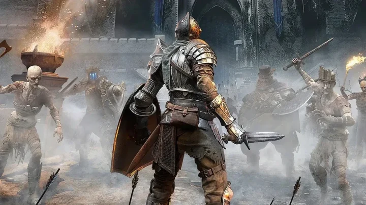 Demon’s Souls Remake’te zırhlı bir savaşçı sisli bir alanda düşmanlarla karşı karşıya