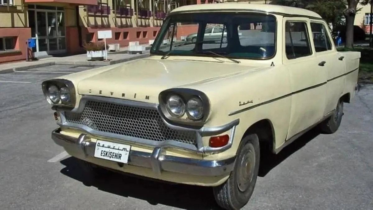 Açık renkli Devrim otomobili şehir içinde park halinde