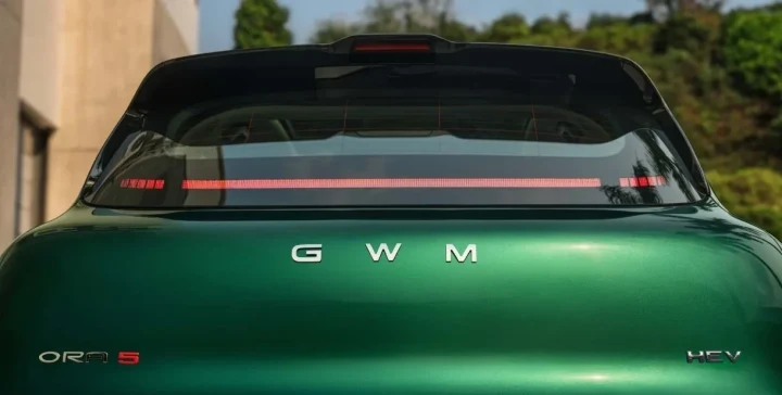 Yeşil renkli bir GWM ORA 5 HEV otomobilin arka kısmı