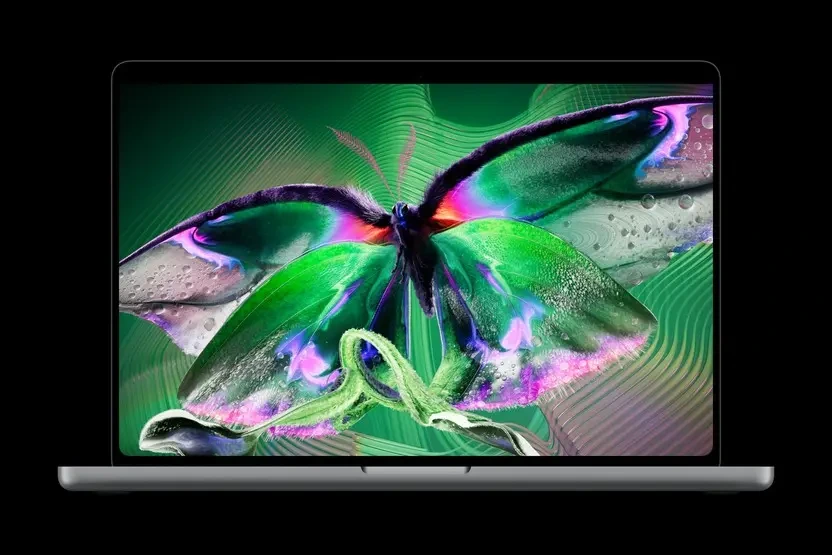 Ekranında renkli bir kelebek görseli bulunan MacBook Pro