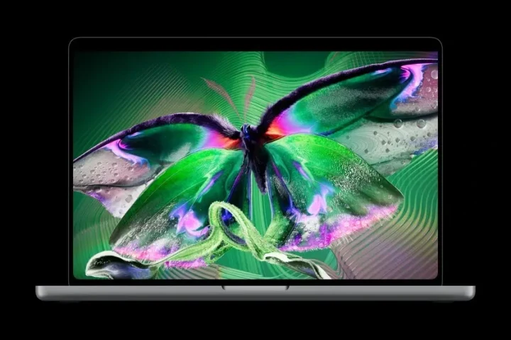 Ekranında renkli bir kelebek görseli bulunan MacBook Pro