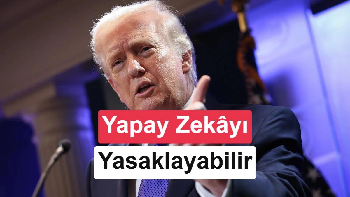 Donald Trump, siyah smokinle bir etkinlikte konuşurken elini kaldırıyor.