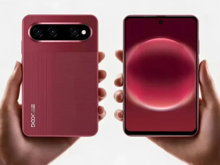 Doogee Note60 W telefonun kırmızı arka yüzü ve ön ekranı yan yana gösteriliyor