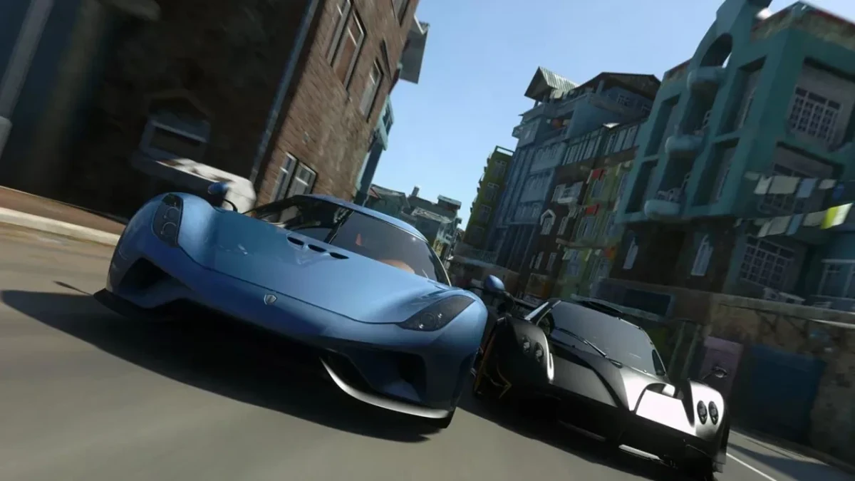 Driveclub’da şehir caddesinde yan yana yarışan iki otomobil