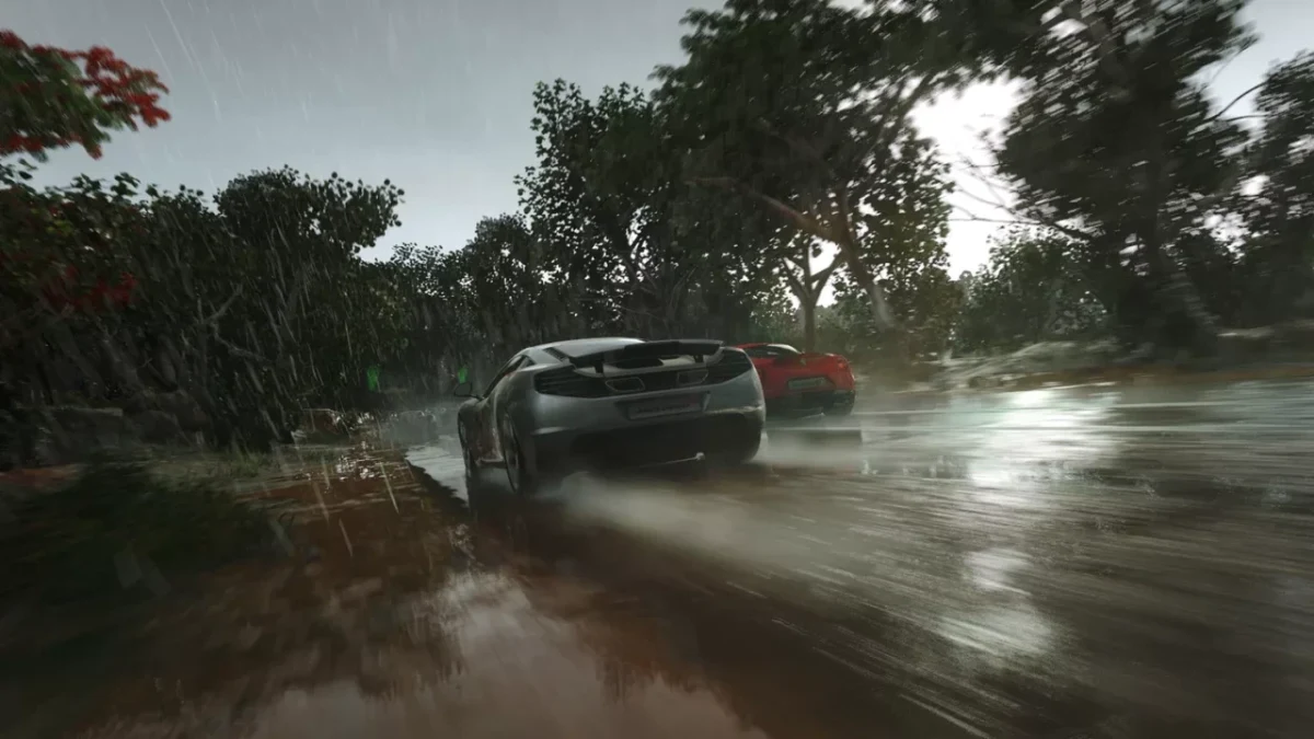 Driveclub’da yağmurlu yolda ilerleyen iki yarış otomobili