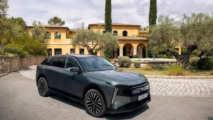 DS N°7 SUV, taş bir binanın önündeki yolda park hâlinde