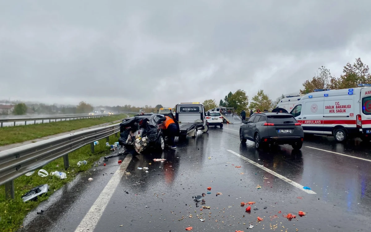 Anadolu Otoyolu’nun Düzce kesiminde kaza yapan araçlar ve olay yerindeki ambulans