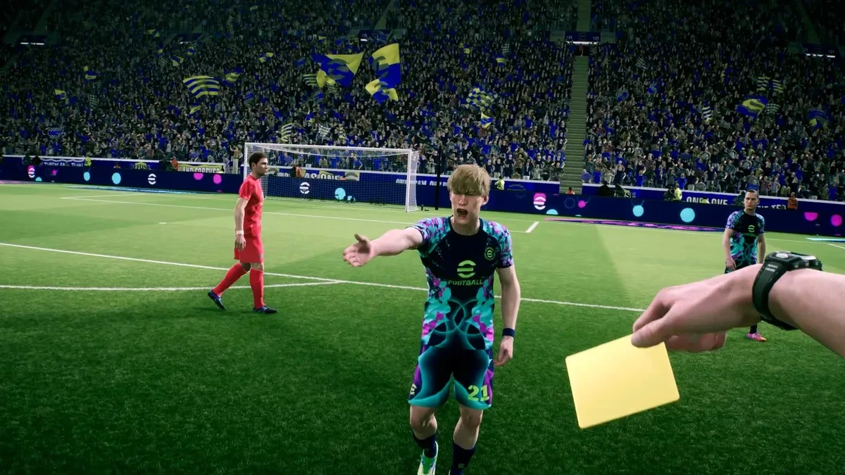 eFootball maçında oyuncu değişikliği sırasında sahaya giren futbolcu