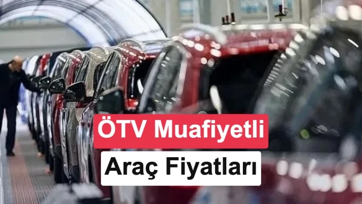 Sergi alanında yan yana dizilmiş otomobillerin üzerinde ÖTV muafiyetli araç fiyatları yazısı