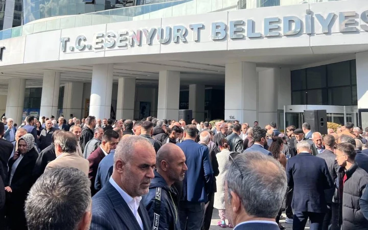 Esenyurt Belediyesi binasının önünde toplanan kalabalık