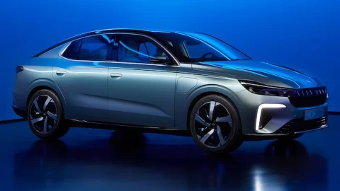 Mavi elektrikli otomobilin stüdyo ortamında yandan görünümü
