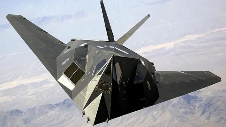 Uçuş hâlindeki F-117A Nighthawk savaş uçağı