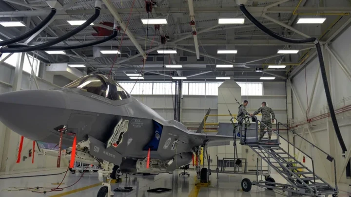 Hangarda bakım ve inceleme alanında bulunan F-35 savaş uçağı
