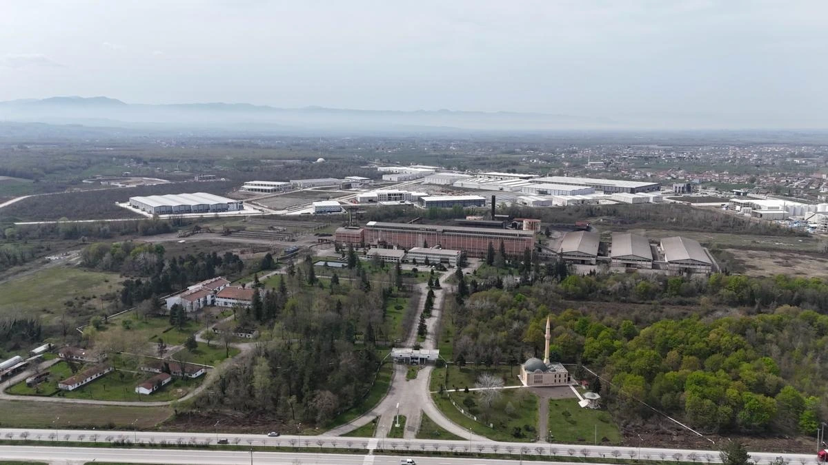 Geniş bir alana yayılan fabrika ve tesislerin havadan görünümü