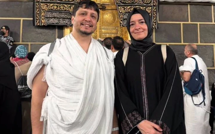 Fatma Betül Sayan Kaya ve eşi İlyas Kaya, kutsal mekânın önünde yan yana poz veriyor.