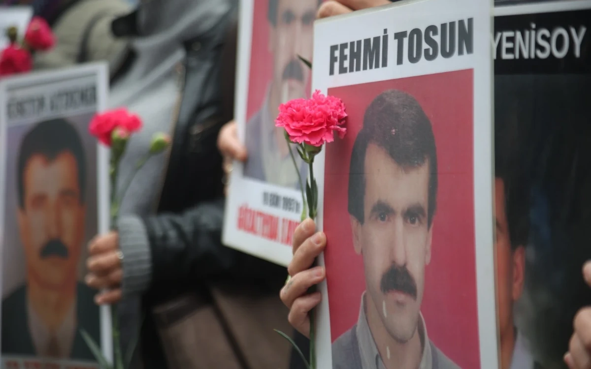 Cumartesi Anneleri buluşmasında Fehmi Tosun’un fotoğrafının yer aldığı bir portre ve karanfil