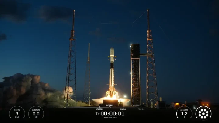 SpaceX’in Bandwagon-5 görevi kapsamında bir roket gece gökyüzüne yükseliyor