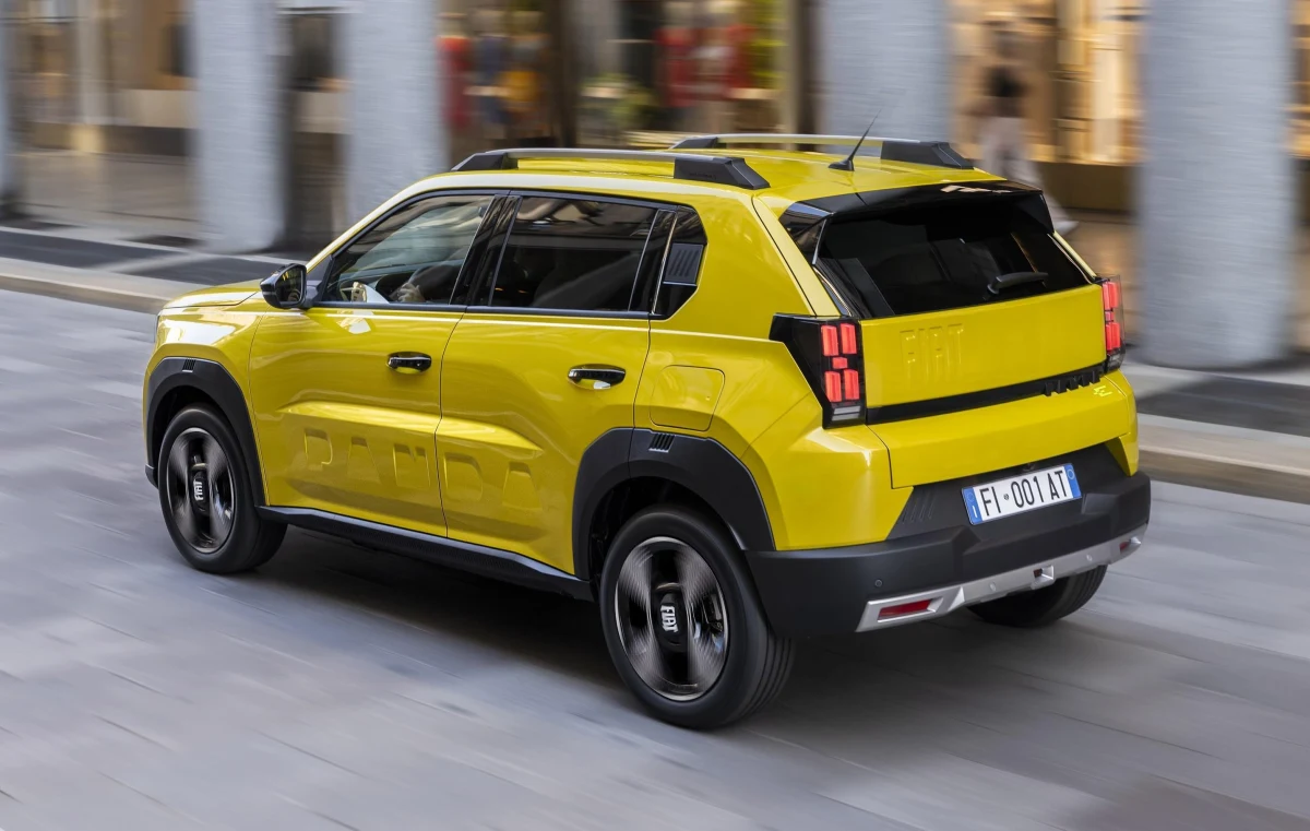 Sarı Fiat Grande Panda arkadan ve yandan görülüyor